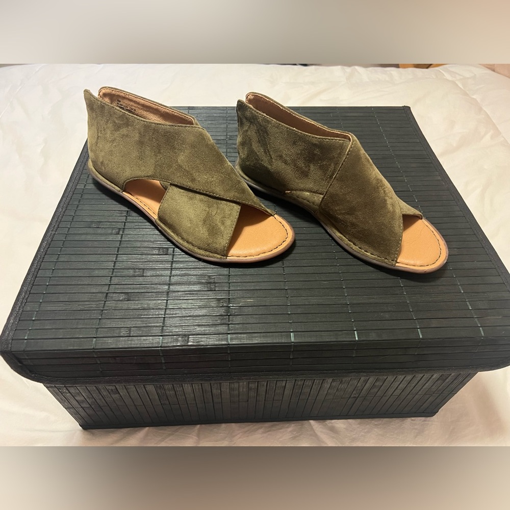 Back zip sandals